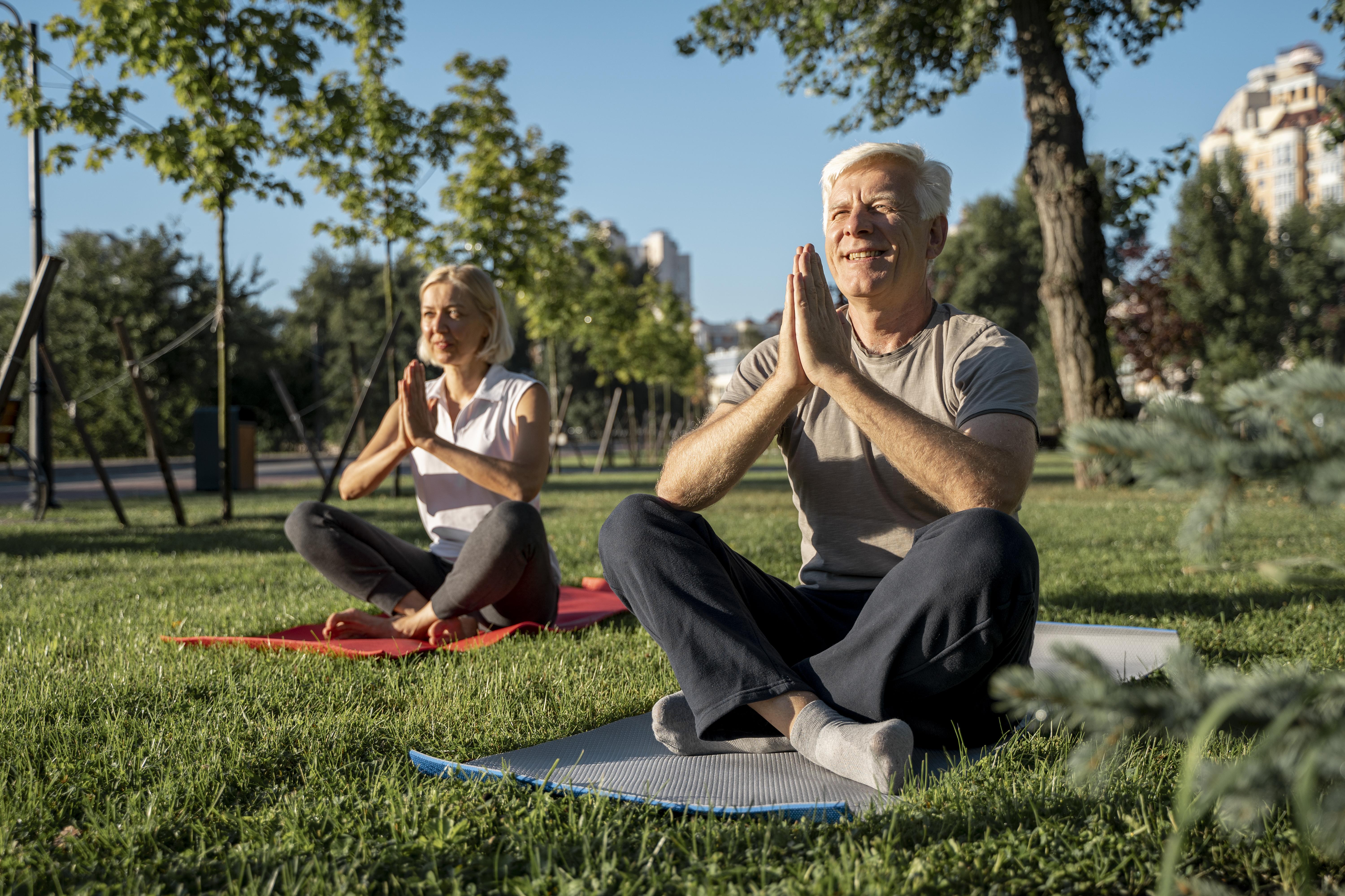 Älteres Paar beim Sport im Freien